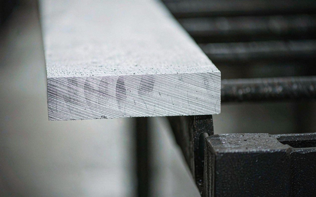 Sawn edge of a thick aluminium plate